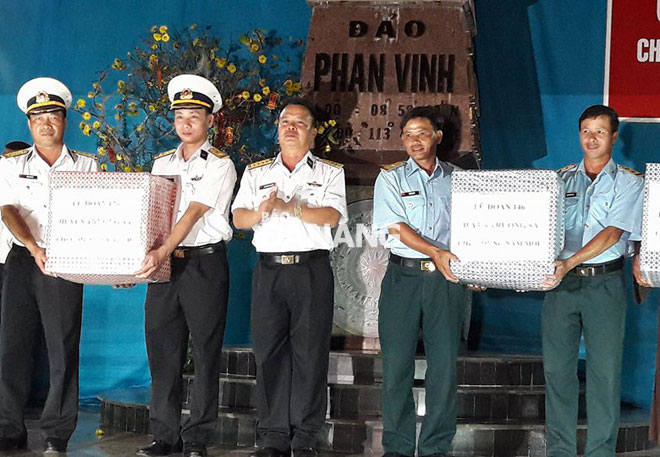 Đại tá Phan Ngọc Quang tặng quà tết cho cán bộ, chiến sỹ và nhân dân đảo Phan Vinh. Ảnh: 