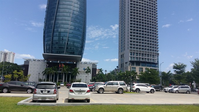 Public parking in Trần Phú street in Đà Năng city. Parking fees can be paid by phone or SMS. — VNS Photo Công Thành Read more at http://vietnamnews.vn/society/420751/smart-parking-debuts-in-da-nang.html#kapWMkJKp7Jp7UO9.99