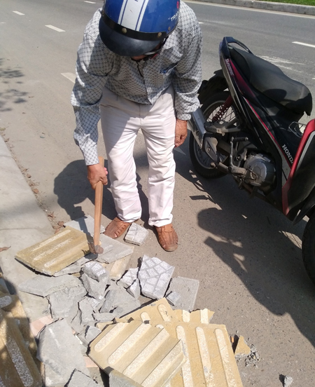 Người dân phản ánh, gạch lát vỉa hè, các khối bê-tông bó vỉa dọc đường Nguyễn Hữu Thọ có chất lượng kém.  Ảnh: T.HUY