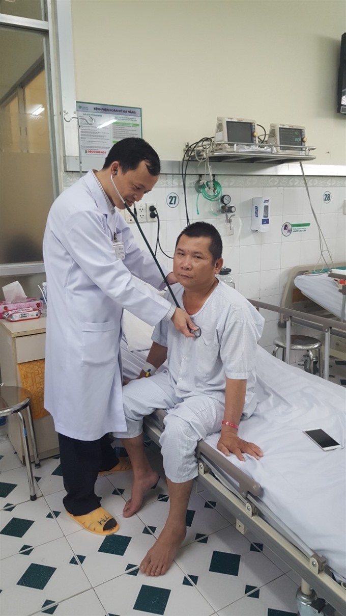 Nguyễn Mạnh Hùng, 50, (right) from Đà Nẵng, who was declared clinically dead after suffering a stroke, has been released from Hoàn Mỹ Đà Nẵng Hospital. — Photo courtesy of Hoàn Mỹ Đà Nẵng Hospital Read more at http://vietnamnews.vn/society/420834/dead-patient-brought-back-to-life.html#VOe7jATRTCWKqhUs.99