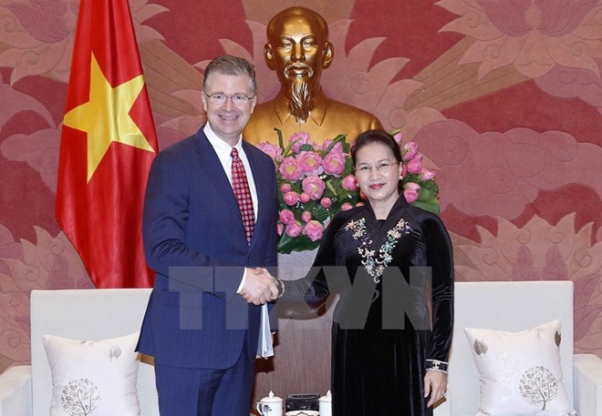 National Assembly Chairwoman Nguyen Thi Kim Ngan (R) welcomes new US Ambassador to Vietnam Daniel Kritenbrink (Photo VNA)