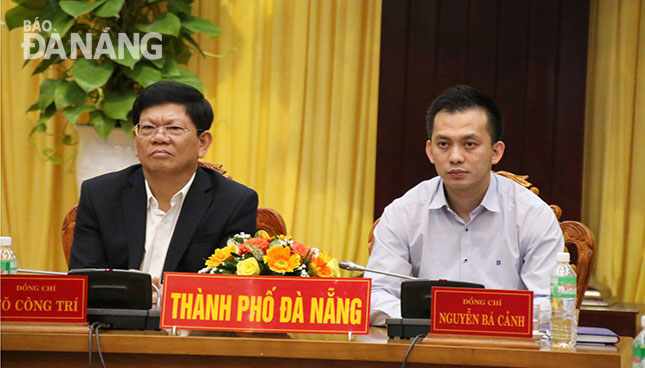 Phó Bí thư Thường trực Thành ủy Võ Công Trí (trái) và Phó Trưởng ban Thường trực Ban Dân vận Thành ủy Nguyễn Bá Cảnh đồng chủ trì tại điểm cầu Đà Nẵng.
