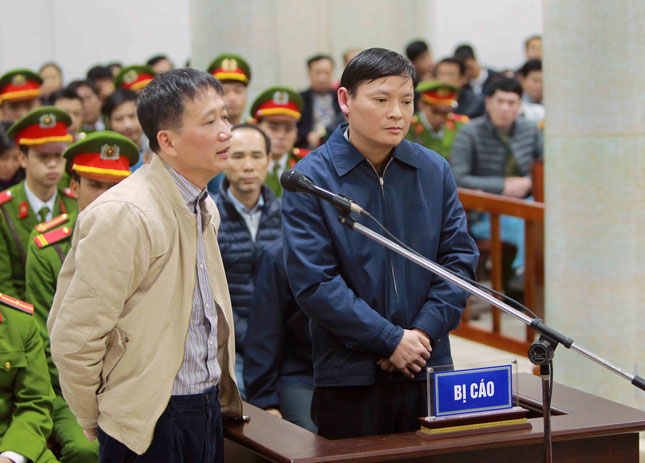 Bị cáo Trịnh Xuân Thanh (trái) và bị cáo Nguyễn Anh Minh trả lời câu hỏi của luật sư.Ảnh: TTXVN