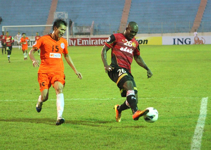 SHB Đà Nẵng player Hải Lâm (left) plays in an international match in Đà Nẵng. — VNS Photo Trần Lâm Read more at http://vietnamnews.vn/sports/420910/yokohama-fc-to-play-shb-da-nang.html#7FZ28AL8hjSLjswZ.99