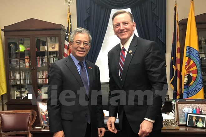 Vietnamese Ambassador to the US Pham Quang Vinh (L) and US Congressman Paul Gosar (Photo: VNA)