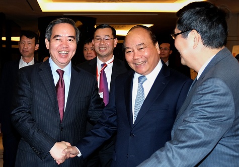 Thủ tướng Nguyễn Xuân Phúc và Trưởng Ban Kinh tế Trung ương Nguyễn Văn Bình. - Ảnh: VGP