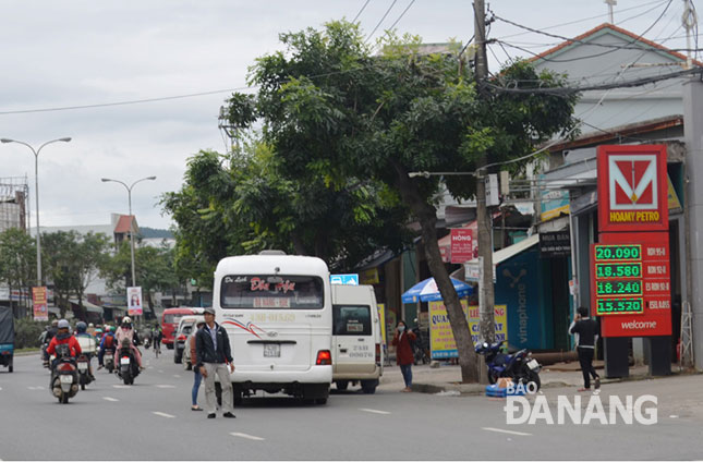  Many coaches being illegally parked bumper-to-bumper along a section of Ton Duc Thang