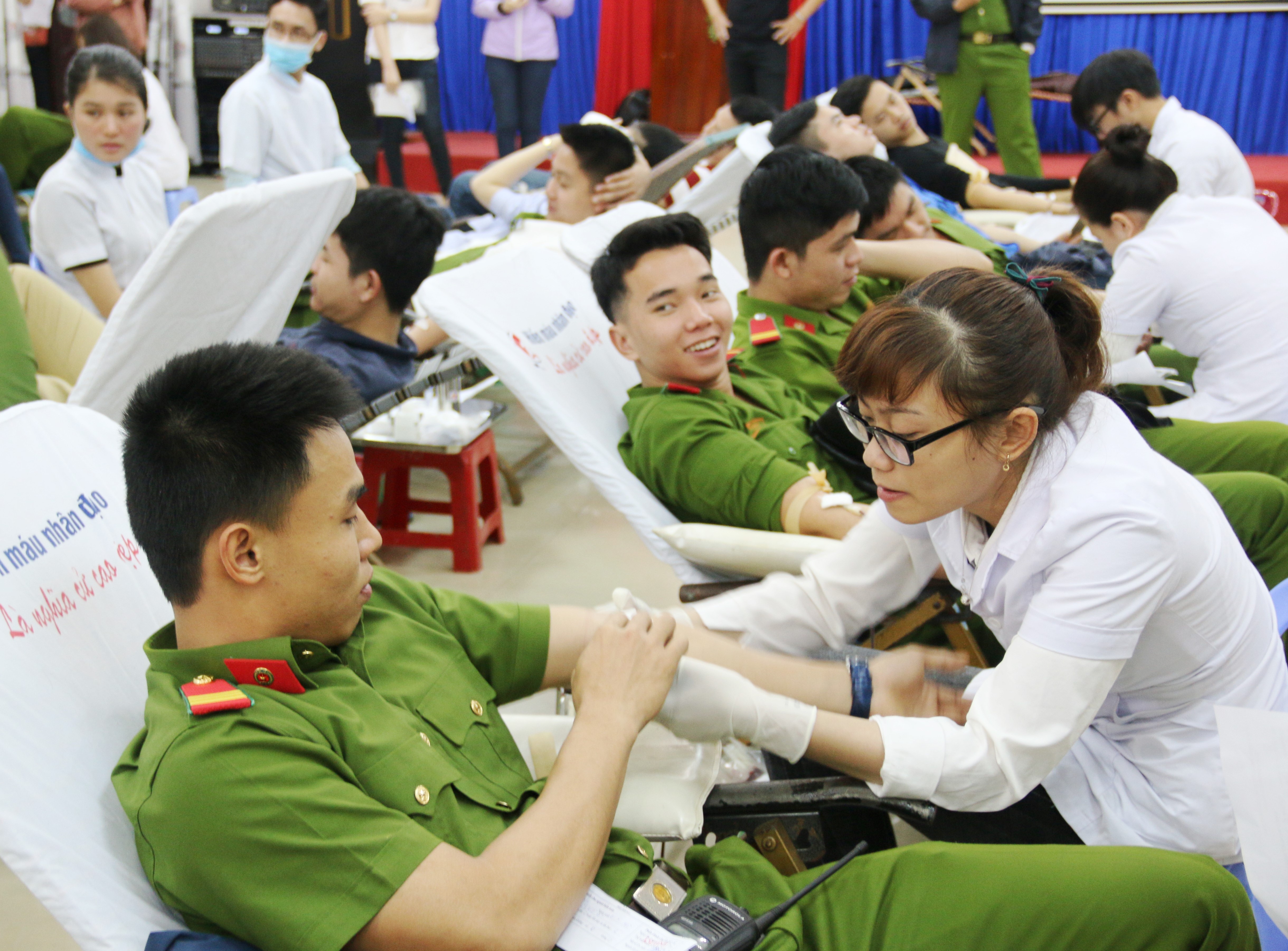 Các đoàn viên, thanh niên tham gia hiến máu tình nguyện tại ngày hội “Chủ nhật Đỏ”. Ảnh: THANH TÌNH