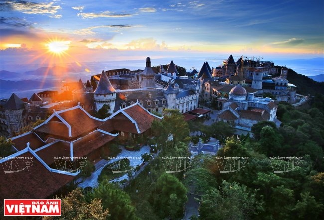From Lau Chuong, tourists can see the picture of the French-style village in clouds (Source: VNA)