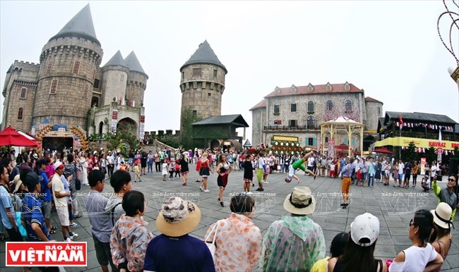 Visiting Ba Na Hills, tourists can enjoy music and special performances of street artists from many countries in the world (Source: VNA)