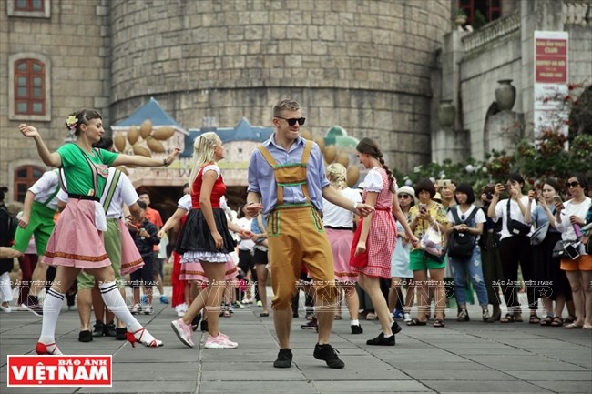 Street artists from many countries are invited to Ba Na Hills to perform  (Source: VNA)