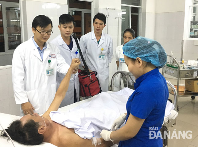 The doctors examining a stoke patient