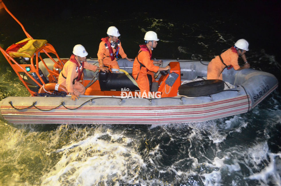 Thuyền phao tiếp nước, chở 4 thủy thủ tàu cứu nạn sang tiếp cận tàu bị nạn