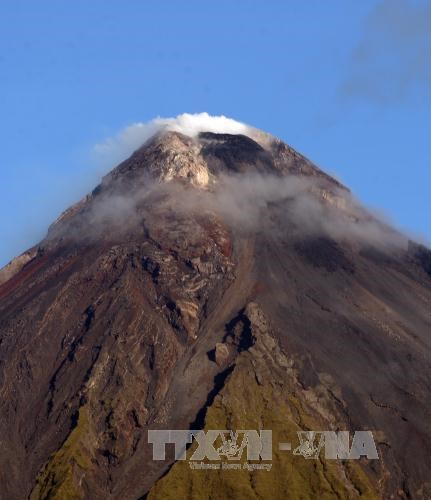 Mayon volcano in the Philippines rumbles back to life on January 13 and spewes ash plume around 2,500 metres high. (Photo: AFP/VNA)