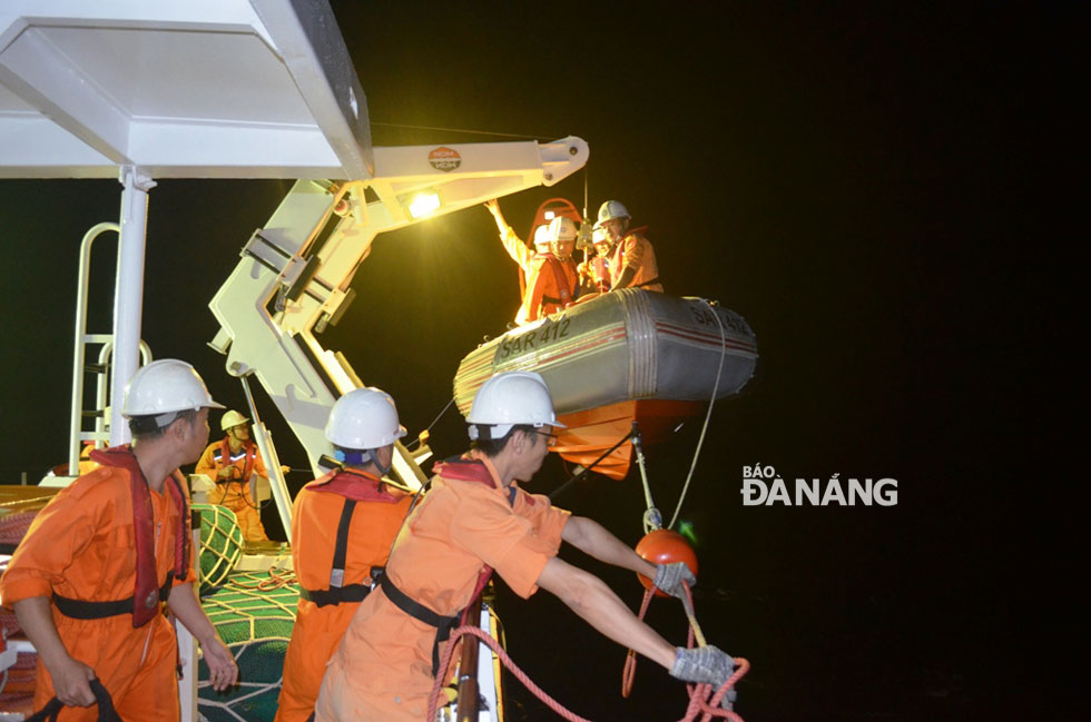 SAR 274’s crew members launching a lifeboat into water, ready for rescue activities