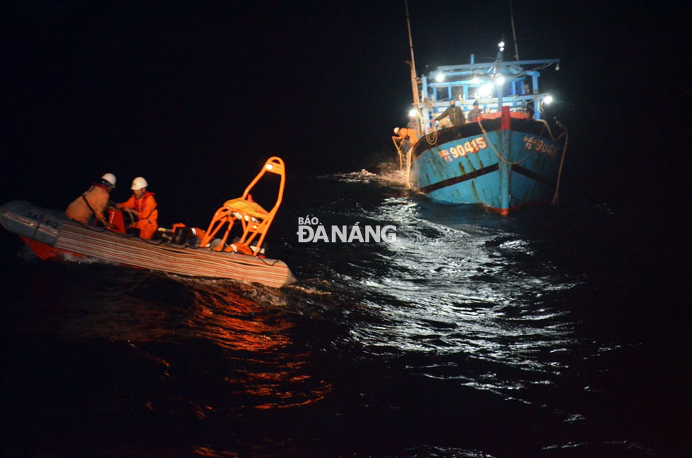 …and fast approaching the distressed boat, regardless of sea waves from 3m to 4m high, …