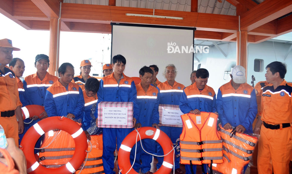  The rescued fishermen receiving gifts from the Ministry of Transport