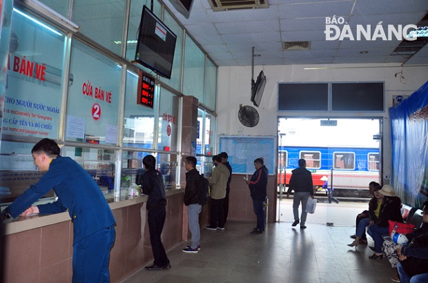  Passengers buying tickets at the station (Photo: Thanh Lan)