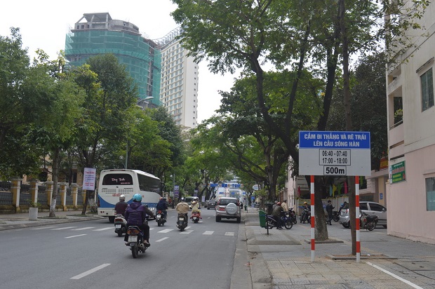 A traffic sign is installed along Tran Phu street to indicate that all road users are banned from making direct left-turns from Tran Phu into the bridge between 6.40am and 7.40am, and between 5.00pm and 6.00pm daily.