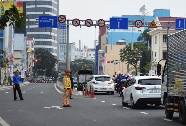 Local police officers on duty at the site to remind those violating the new regulations