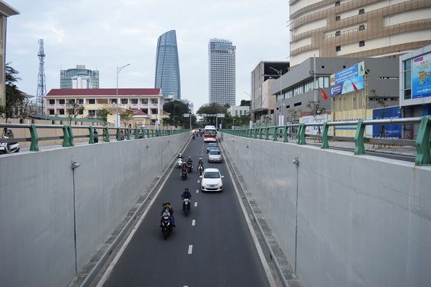 Vehicles on Tran Phu going through the tunnel