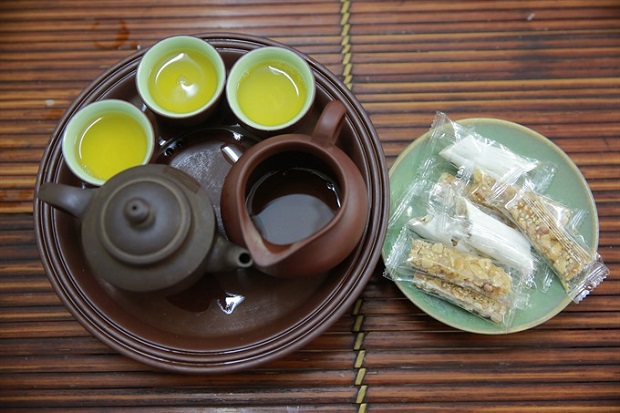 A treat: Tea can be served with sesame and peanut candies to increase the sweet taste. — VNS Photo Trương Vị Read more at http://vietnamnews.vn/life-style/421196/the-tea-that-mesmerises-drinkers.html#g8PL3mv8EgfdBkHK.99