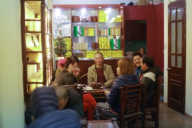 Gather round: In the chill of winter, a group of friends can sit around a tea table, effusively praise the taste of a hot cup of tea and enjoy talking. — VNS Photo Trương Vị Read more at http://vietnamnews.vn/life-style/421196/the-tea-that-mesmerises-drinkers.html#g8PL3mv8EgfdBkHK.99