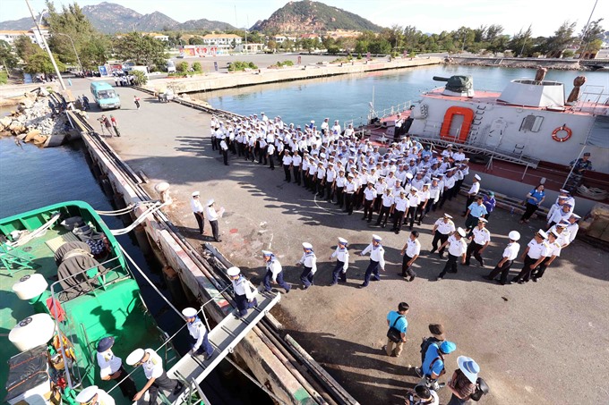 Arrival: Naval soldiers set out to take over new missions on Trường Sa (Spratly) Islands. — VNA/VNS Photo Quang Quyết Read more at http://vietnamnews.vn/life-style/421167/tet-gifts-from-the-mainland-arrive-at-truong-sa-island.html#1zgPjGpQca0bARjH.99