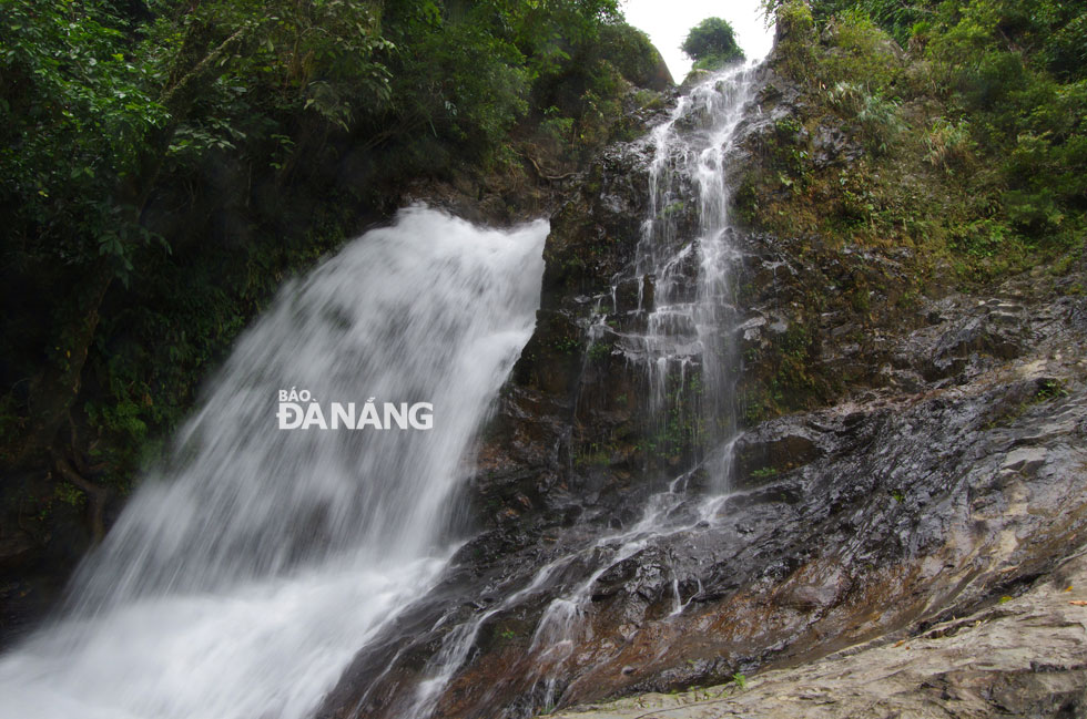 Để chinh phục đỉnh thác Ba Đờ Phọt, du khách phải đi bộ xuyên rừng nguyên sinh gần 10km, vượt qua 2 ngọn núi và 3 ngọn thác.