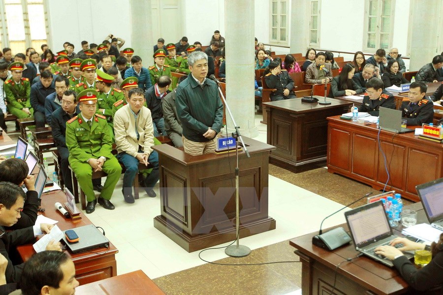 4 / 9 Bị cáo Nguyễn Xuân Sơn xin tòa xét xử giảm nhẹ tội cho các nhân viên dưới quyền. (Ảnh: TTXVN)