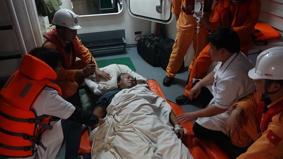 Safe: A Filipino seaman receives aid on a Vietnamese rescue ship after suffering from a stroke. — Photo courtesy MRCC2 Read more at http://vietnamnews.vn/society/421344/filipino-stroke-victim-rescued-at-sea.html#KmTmv7zIeBOzZfps.99