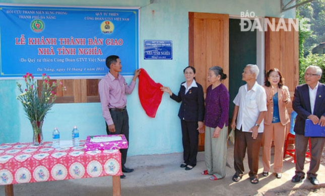 Lễ khánh thành và bàn giao nhà tình nghĩa cho hội viên Ngô Thị Hộp, phường Hòa Thọ Tây, quận Cẩm Lệ. 