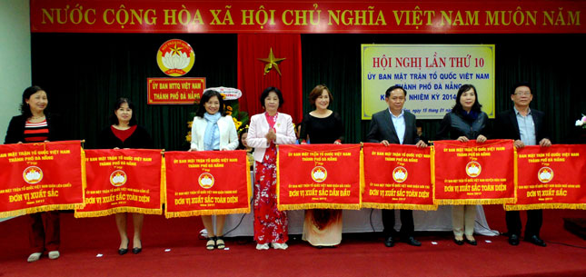 Chủ tịch Ủy ban MTTQ Việt Nam thành phố Đà Nẵng Đặng Thị Kim Liên (thứ tư, từ trái qua) trao Cờ thi đua năm 2017 cho Ủy ban MTTQ Việt Nam các quận, huyện.
