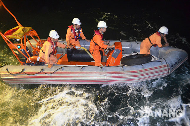 SAR 274’s lifeboat, with 4 crew members onboard, rushing to the scene to help fishermen in danger at sea