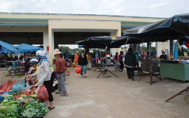 Người dân xã Hòa Phước đi chợ chiều ở chợ Mới Ba Xã. Ảnh: Mai Hiền