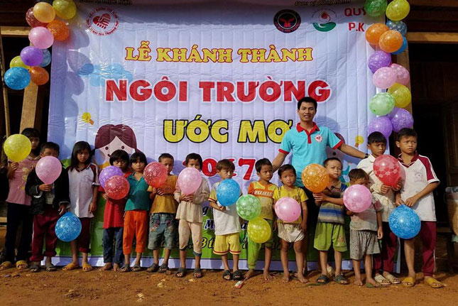 Nguyễn Minh Vương tại lễ khánh thành “Ngôi trường ước mơ” ở điểm trường Ông Yên (huyện Nam Trà My, Quảng Nam) năm 2017.  (Ảnh nhân vật cung cấp)