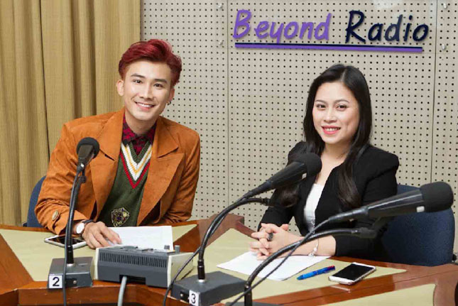 Lê Nguyễn Minh Phương (bên phải) cùng nhân vật tại Đài phát thanh quốc tế Hàn Quốc (KBS World Radio) thực hiện. (Ảnh nhân vật cung cấp)