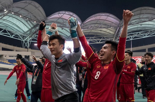 Vietnamese goalkeeper Bui Tien Dung (in gray) and his teammates celebrating their unbelievable victory over Iraq (Photo: AFC)