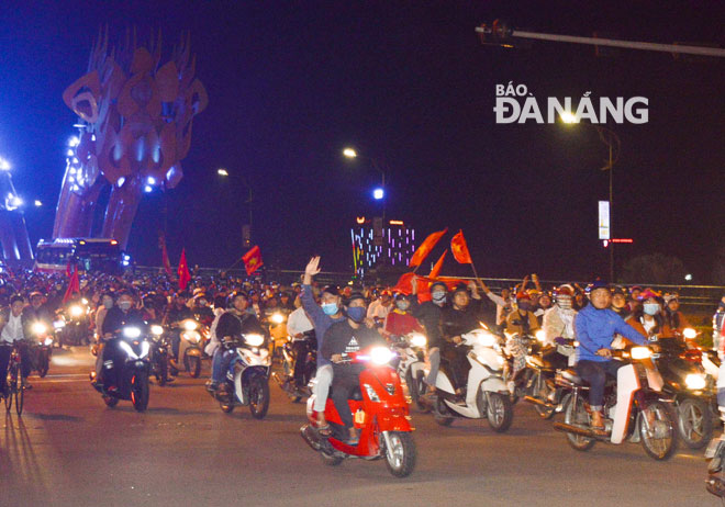 A large number of fans in Da Nang taking to Nguyen Van Linh Street to celebrate the victory (Photo: Xuan Son)