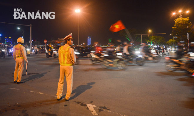 Local police officers on duty at local intersections to ensure traffic safety (Photo: Xuan Son)