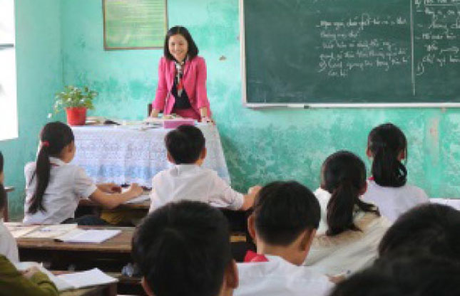 Cô giáo Lê Thị Bích Thuận trong tiết dạy môn Văn tại Trường THCS Đỗ Thúc Tịnh.