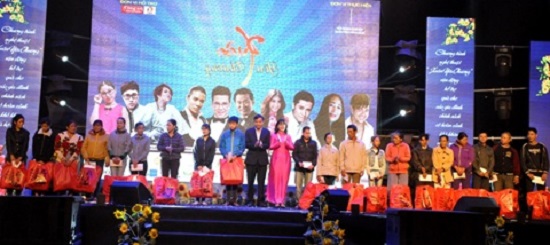 Representatives from very poor families receiving their gifts (Photo: drt.danang.vn)