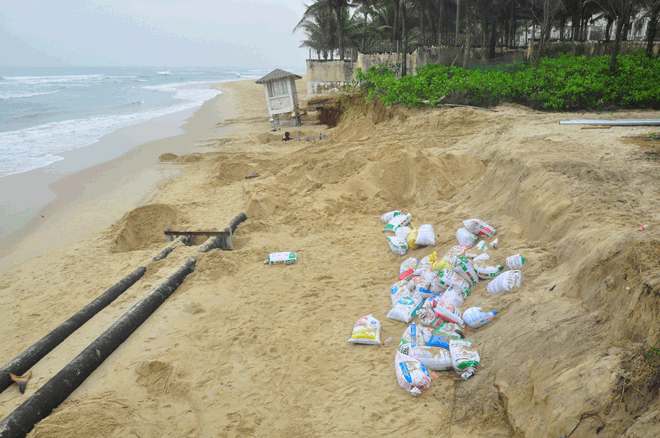  Fortifying the embankment along the beach with a large volume of sandbags