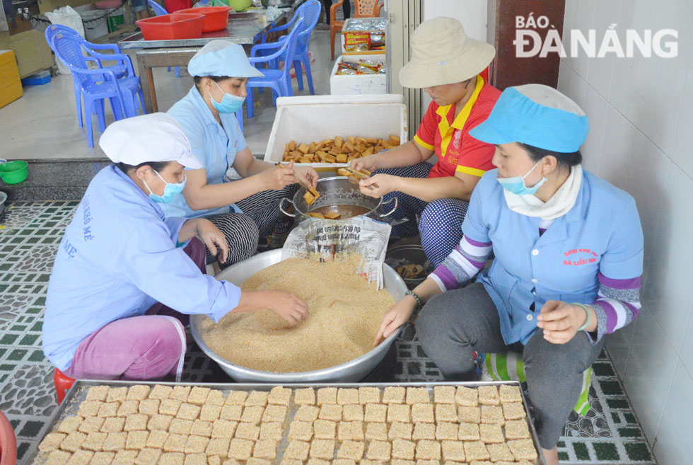Các cơ sở làm bánh khô mè tại quận Cẩm Lệ đang tất bật cho vụ Tết. Ảnh: XUÂN SƠN