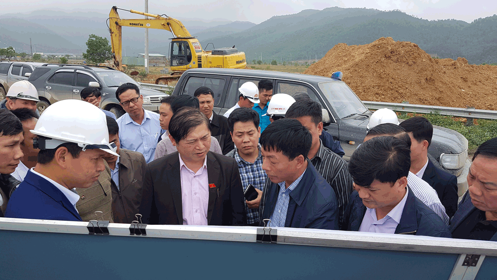 The inspection visit to the site of La Son-Tuy Loan project in progress