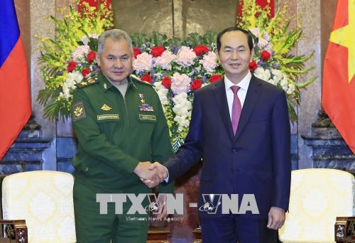 President Tran Dai Quang (R) receives Russian Minister of Defence Sergey Shoyu (Source: VNA)