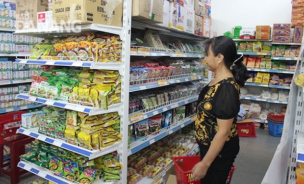  A buyer at the Intimex Supermarket (Photo: Khanh Hoa)