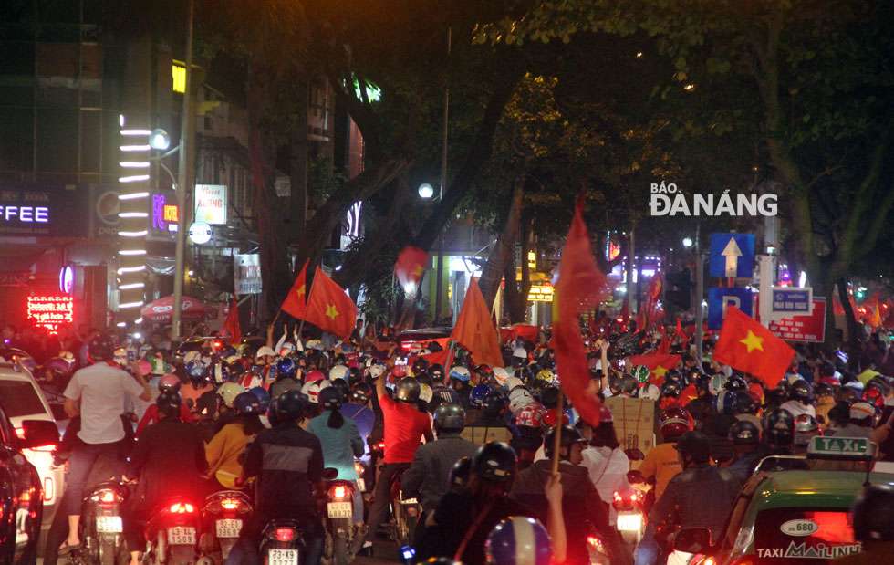 A large number of fans in Da Nang taking to many major streets to celebrate the victory