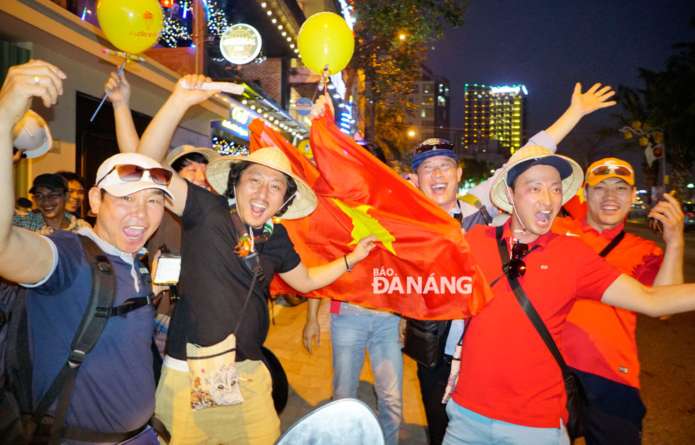  Celebrating fans loudly chanting “Viet Nam” with their deep pride in the talented Vietnamese players)
