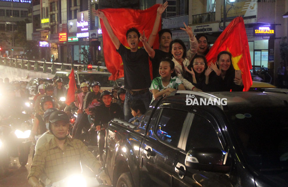  Huge numbers of revelers basking in the Vietnamese team’s dramatic victory on motorbikes, even on cars